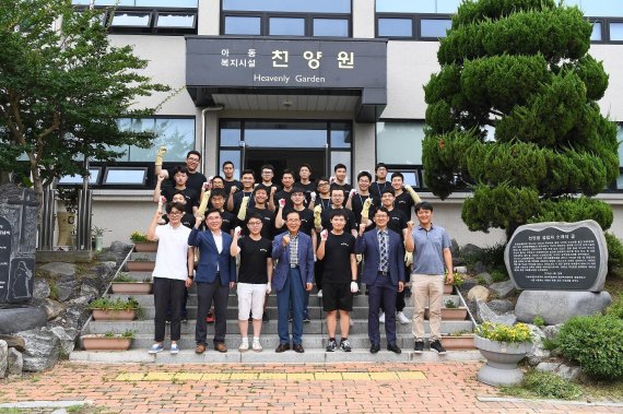 1일 대전 유성구 천양원 아동복지시설에서 봉사활동을 실시한 제3기 국방과학연구소 과학기술전문사관들이 단체사진을 찍고 있다.