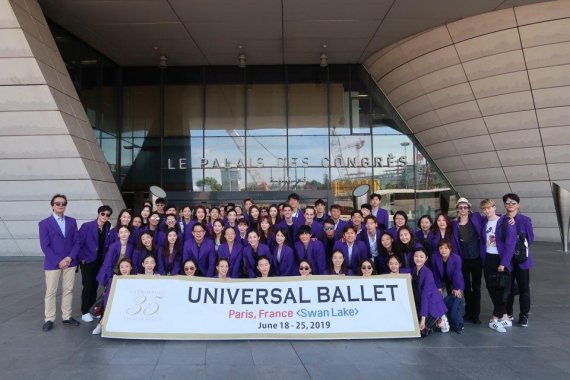 2019프랑스투어(백조의호수)극장 앞 단체사진 ⓒUniversal Ballet /사진=fnDB