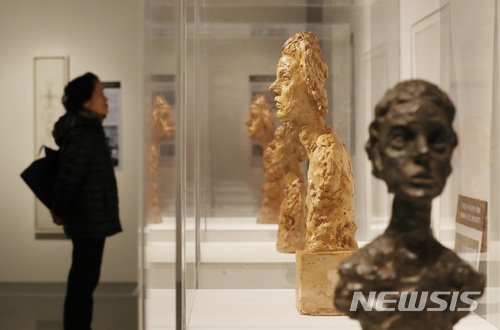 【서울=뉴시스】김진아 기자 = 4일 서울 서초구 예술의전당 한가람디자인미술관에서 열린 ‘알베르토 자코메티 한국특별전’에서 관람객들이 전시를 관람하고 있다. 2018.01.04. bluesoda@newsis.com