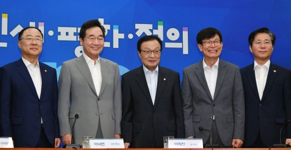 하반기 경제정책방향 등을 주요 안건으로 하는 고위 당정청 협의회가 3일 서울 여의도 국회에서 열려 민주당 이해찬 대표와 이낙연 국무총리, 김상조 청와대 정책실장 등 참석자들이 기념촬영하고 있다. 사진=서동일 기자