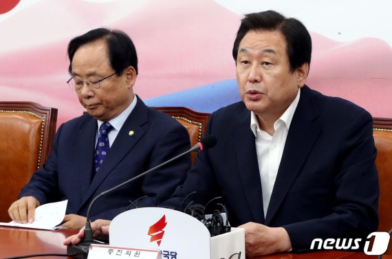김무성 자유한국당 의원(오른쪽)