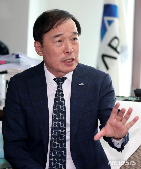 【서울=뉴시스】추상철 기자 = 김순구 한국감정평가사협회장이 19일 오전 서울 서초구 한국감정평가사협회에서 뉴시스와 인터뷰하고 있다. 2019.06.23. scchoo@newsis.com