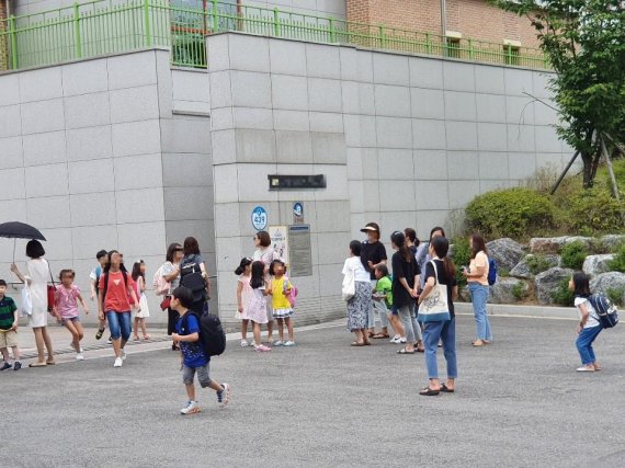 서울시 송파구의 한 초등학교 앞. 해당 학교는 학부모 투표로 단축수업을 결정해 12시 30분에 전교생 수업을 마쳤다. 일찍 마친 아이를 데리러 온 학부모들이 정문 앞에 서있다. /사진=오은선기자