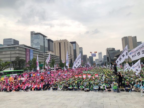 3일 오후 서울 종로구 광화문광장에서 열린 비정규직 철폐, 공공임금제 쟁취를 위한 학교비정규직(교육공무직) 총파업 사전대회에서 노조원들이 구호를 외치고 있다. /사진=김문희 기자