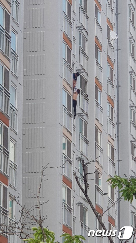 아파트 14층 난간에 매달린 男 구한 경찰의 남다른 기지