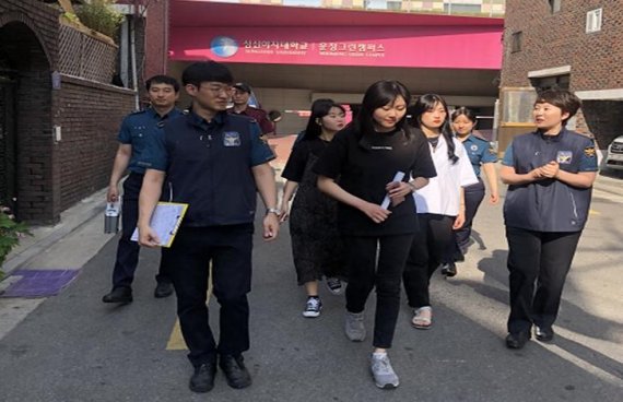 서울 강북경찰서 경찰관들이 성신여자대학교 총학생회 학생들과 학교 주변 합동 순찰을 진행 중이다. 경찰청 제공