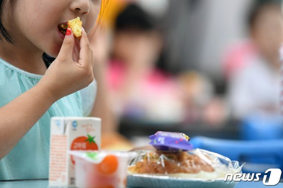 학교 비정규직 노동자들이 총파업에 들어간 3일 오후 서울의 한 초등학교에서 어린이들이 빵과 에너지바 등으로 마련된 대체 급식을 먹고 있다. . 2019.7.3/뉴스1 © News1 신웅수 기자