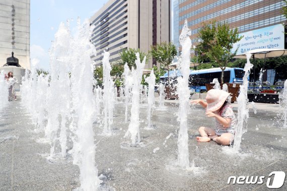 내일 전국 맑고 무더워.. 서울 등 '폭염 특보'