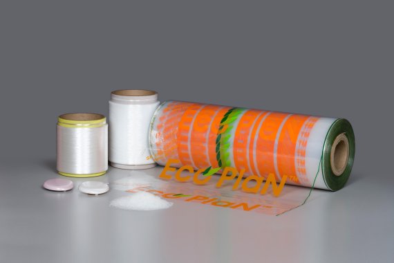 SK케미칼이 생분해성 플라스틱을 적용한 실(Fiber)과 포장용 필름. SK케미칼 제공