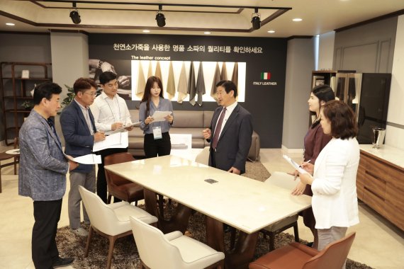 에몬스가구 김경수 회장(왼쪽 다섯번째)이 3일 인천 남동공단에 위치한 에몬스 본사에서 '2019 FW 가구 트렌드 및 신제품 품평회'를 열고 대리점주들에게 제품을 설명하고 있다. 에몬스가구 제공