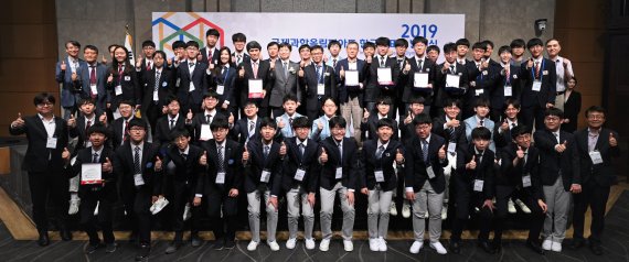 한국과학창의재단은 3일 양재 엘타워에서 2019 국제과학올림피아드 한국대표단 발대식을 가졌다. 한국과학창의재단 제공