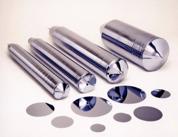 일본 섬코(sumco)의 실리콘잉곳과 실리콘 웨이퍼. 실리콘 잉곳은 실리콘을 정제해 단결정으로 만든 것이며 이것을 백 마이크로미터(㎛)분의 1로잘라 표면을 거울처럼 연마한 것이 실리콘웨이퍼다. (사진 섬코 홈페이지)