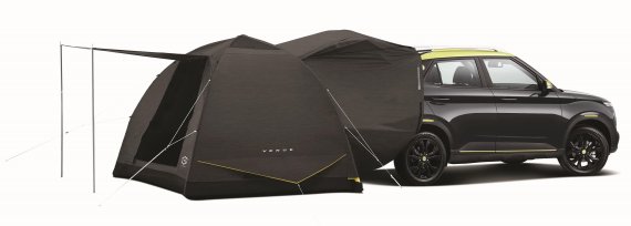현대차 베뉴에 적용된 '공식주입식 에어카텐트' 기능을 활용해 텐트를 설치한 모습. 현대차 제공.