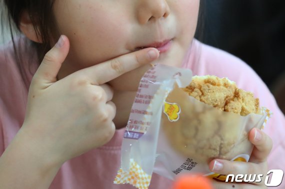학교 비정규직 노동자들이 총파업에 들어간 3일 오전 서울의 한 초등학교 급식실에서 어린이들이 대체 급식으로 제공된 빵과 주스를 먹고 있다. 2019.7.3/뉴스1 © News1 오대일 기자