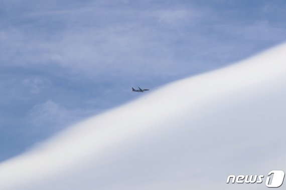 5월28일 오전 파란 대구 상공을 비행하는 항공기가 구름 속으로 진입하고 있다. 2019.5.28/뉴스1 © News1 공정식 기자