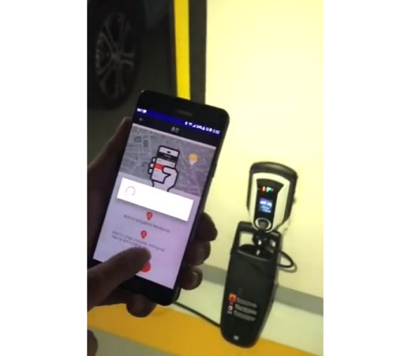 차지인의 전기차 충전용 과금형 콘센트와 블록체인 앱을 사용해 전기차를 충전하는 모습./ 사진=차지인 유튜브 갈무리