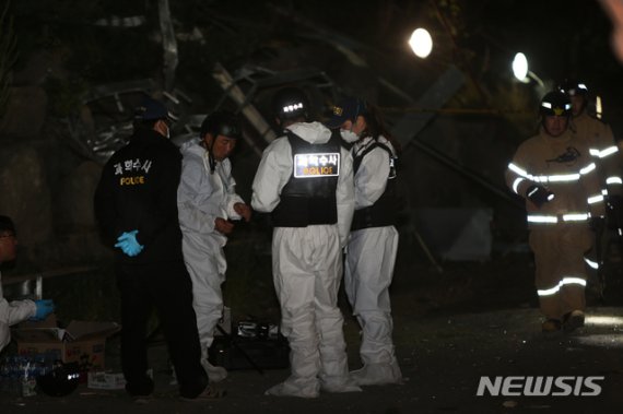 【강릉=뉴시스】김경목 기자 = 강원지방경찰청 과학수사대 수사관들과 강원도 소방본부 소방관들이 지난 23일 오후 강원 강릉시 대전동 과학산업단지 강원테크노파크 강릉벤처1공장 뒤편 수소탱크 3기 폭발사고 현장에서 맡은 바 일을 하고 있다. 2019.05.24. photo31＠newsis.com