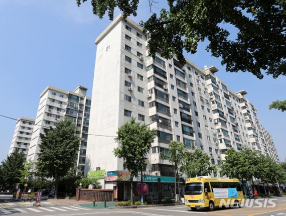 리모델링 추진하는 서울시의 한 아파트단지 전경