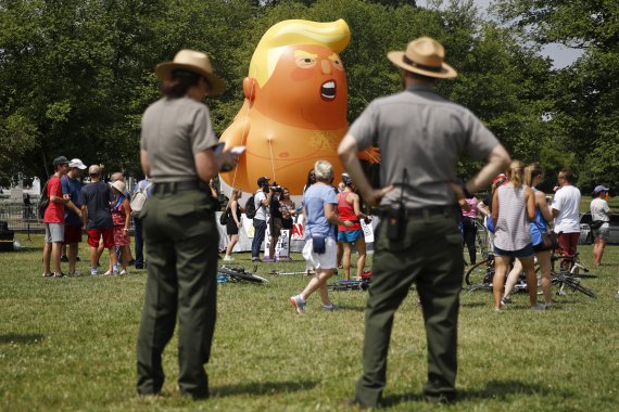 National Park Service rangers view a Baby Trump balloon before Independence Day celebrations, Thursday, July 4, 2019, on the National Mall in Washington. (AP Photo/Patrick Semansky) /뉴시스/AP /사진=