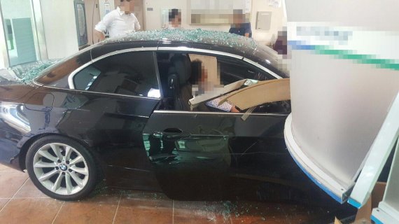 병원으로 돌진한 외제차 ‘와장창’.. 브레이크 오작동 주장
