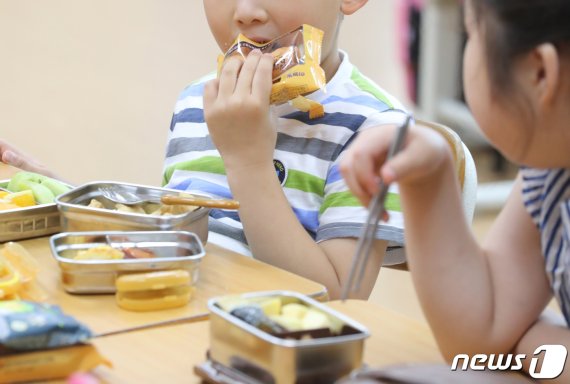 학교 비정규직 총파업 이틀째인 4일 제주시 한 초등학교에서 학생들이 도시락으로 점심 식사를 하고 있다.2019.7.4 /뉴스1 © News1 이석형 기자