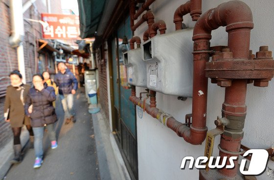 서울 종로구 삼청동의 한 다세대주택에 설치된 도시가스배관. /뉴스1DB