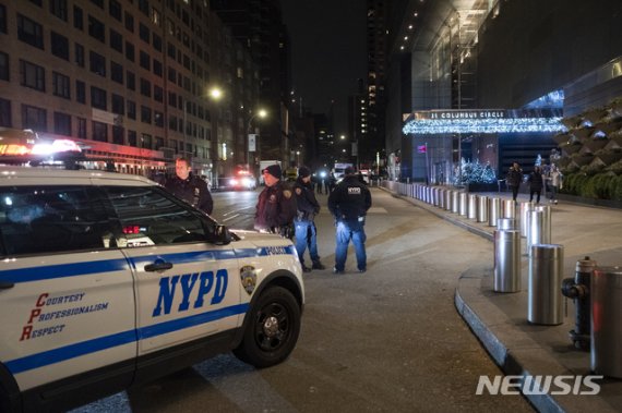 【뉴욕=AP/뉴시스】지난 2018년 12월6일 뉴욕경찰(NYPD)이 뉴욕시 맨해틀 타임워너센터 앞에서 경비를 서고 있다. 2019.07.05