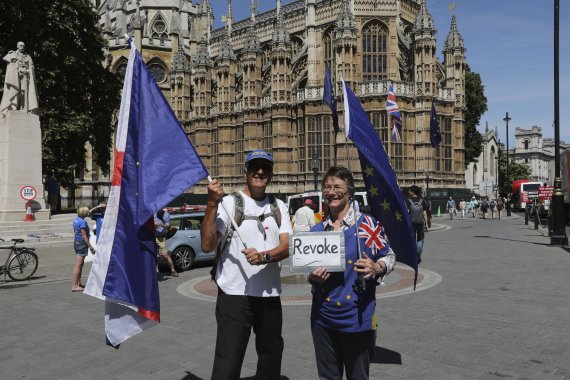 영국 수도 런던의 의회 밖에서 4일(현지시간) 유럽연합(EU) 탈퇴(브렉시트)에 반대하는 시위대가 '취소'라고 적힌 팻말을 들고 서 있다.AP뉴시스