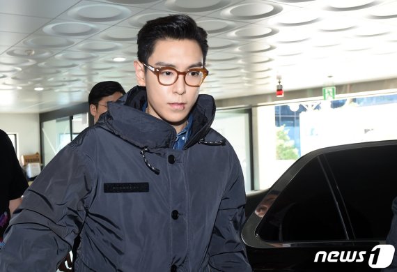 사회복무요원으로 대체 복무 중인 그룹 빅뱅의 탑(본명 최승현)이 6일 오전 서울 용산구청 용산공예관으로 출근하고 있다. 탑은 이날 소집해제된다.2019.7.6/뉴스1 © News1 이광호 기자