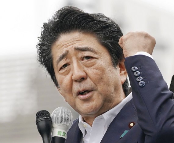 참의원 선거 유세 중인 아베 신조 일본 총리. AP뉴시스