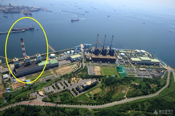 한국동서발전(주) 울산화력본부가 7일 150m 높이의 오래된 굴뚝(연돌) 철거 행사를 가졌다. 노란색 원안이 이날 폭파 방식으로 철거된 굴뚝. 1990년부터 울산화력발전소 1,2,3호기 굴뚝 역할을 했다. /사진=울산시 제공