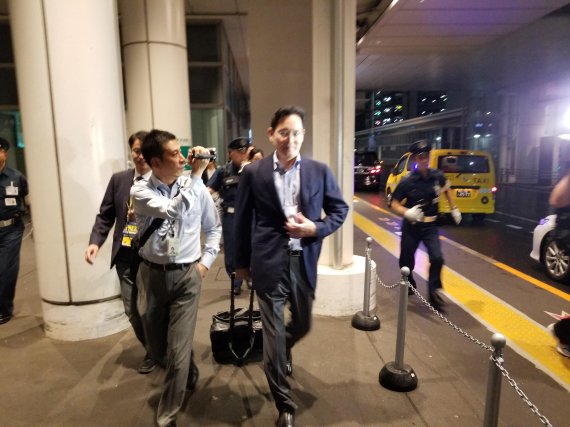 이재용 삼성전자 부회장(가운데)이 7일 일본 도쿄 하네다공항에 도착해 취재진 및 공항 관계자들과 걸어가고 있다. 사진=조은효 기자