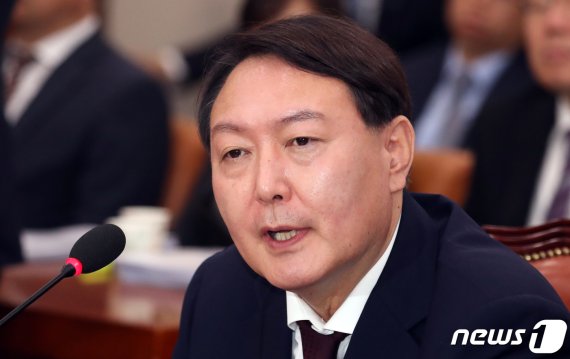 윤석열 검찰총장후보자가 8일 국회에서 열린 인사청문회에서 의원질의에 답변 하고 있다. 뉴스1