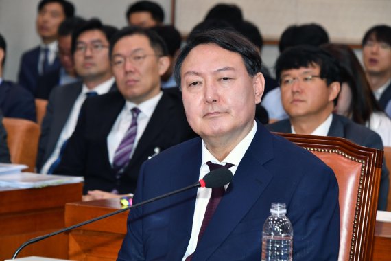 윤석열 검찰총장 후보자 인사청문회가 8일 국회 법제사법위원회 회의실에서 열렸다. 윤 후보자가 굳은 표정을 띈 채 의원들의 질의를 듣고 있다. 사진=서동일 기자