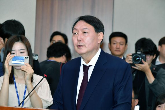 윤석열 검찰총장 후보자 인사청문회가 열린 8일 오전 서울 여의도 국회 법제사법위원회 회의실에서 윤 후보자가 인사말을 하고 있다. 사진=서동일 기자