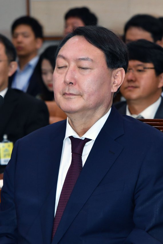윤석열 검찰총장 후보자 인사청문회가 8일 국회 법제사법위원회 회의실에서 열렸다. 윤 후보자가 눈을 감고 있다. 사진=서동일 기자