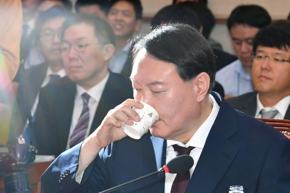 윤석열 검찰총장 후보자 인사청문회가 8일 국회 법제사법위원회 회의실에서 열렸다. 윤 후보자가 물 마시고 있다. 사진=서동일 기자