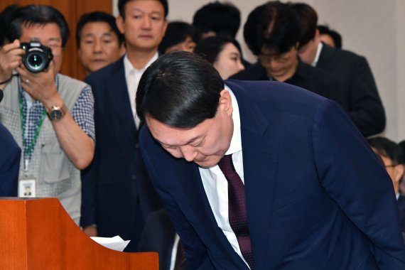 8일 오전 서울 여의도 국회에서 열린 윤석열 검찰총장 후보자 인사청문회에서 윤 후보자가 인사를 하고 있다. 사진=서동일 기자