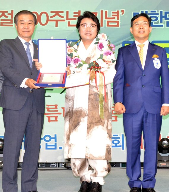 김포시 홍보대사인 한한국 세계평화작가(가운데). 사진제공=김포시