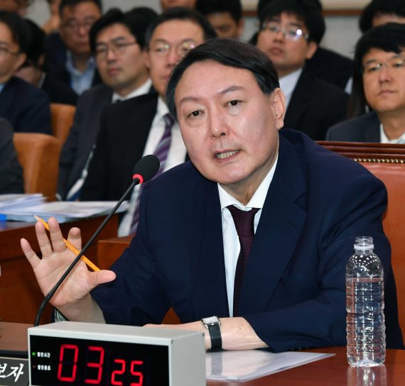 윤석열 검찰총장 후보자 인사청문회가 8일 국회 법제사법위원회 회의실에서 열렸다. 이날 청문회에서는 '윤우진 전 용산세무서장' 사건과 '양정철 민주연구원장 회동' 등이 쟁점으로 부각된 가운데 윤 후보자가 의원들의 질의에 답변하고 있다. 사진=서동일 기자