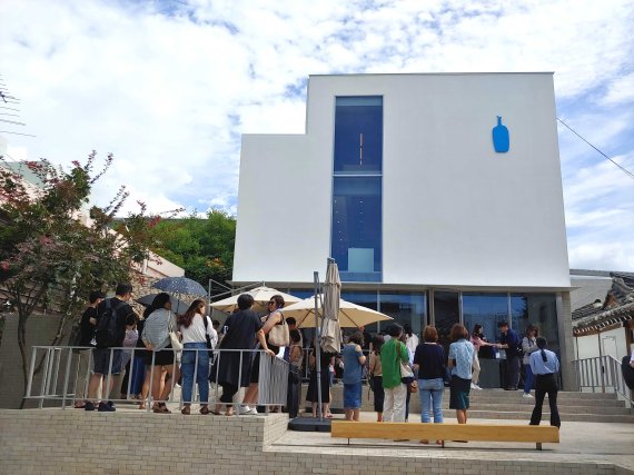 8일 오전 블루보틀 한국 두 번째 매장인 삼청동점 앞에 고객들이 줄을 서 있다. 사진=김성호 기자