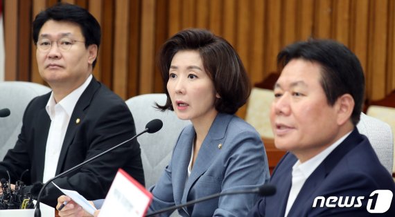 나경원 자유한국당 원내대표가 9일 국회에서 열린 원내대책회의에서 모두발언을 하고 있다. 뉴스1