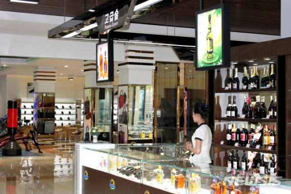 북한 대성백화점 고급술 매장의 모습 /사진=뉴시스