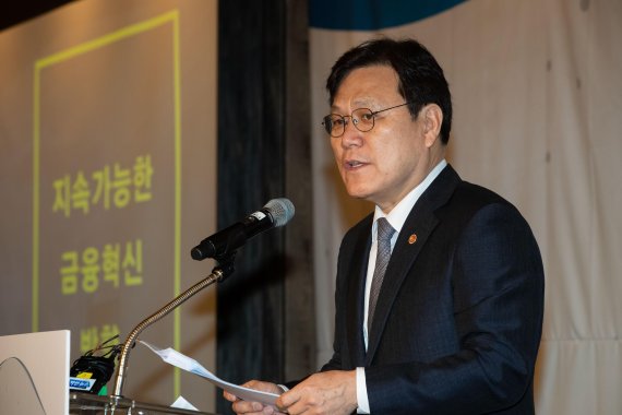 최종구 금융위원장이 10일 서울 종로구 포시즌스호텔에서 열린 '2019 정보보호의날 기념 금융회사 최고경영자 초청 세미나'에 참석해 '지속가능한 금융혁신 방향'을 주제로 특별 강연을 하고있다.