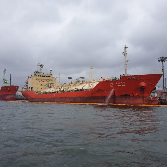 울산해경, 기름유출 모의선박 대상 종합방제훈련 실시