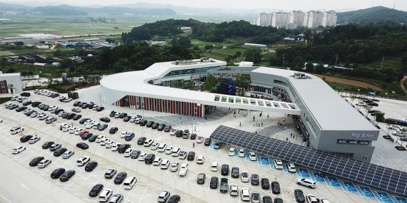 한국도로공사의 '매송 화물차 복합 휴게시설'은 서해안고속도로에 위치한 최초의 화물차 휴게소다.