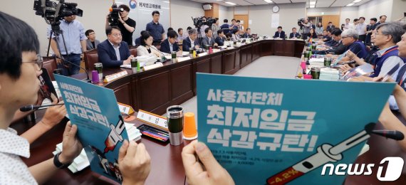 최저임금 '한자릿수 인상' 가닥…최임위 공익위원 권고(종합)