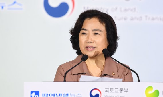 파이낸셜뉴스와 국토교통부, 국토연구원이 공동주최하는 '2019 대한민국 국토대전'이 11일 서울 여의도 콘래드호텔에서 열렸다. 박순자 국회 국토교통위원회 위원장이 축사를 하고 있다. 사진=김범석 기자