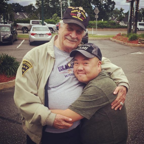 한국전쟁 미 해병대 참전용사와 라미현 작가. / 사진=라미현 작가 제공