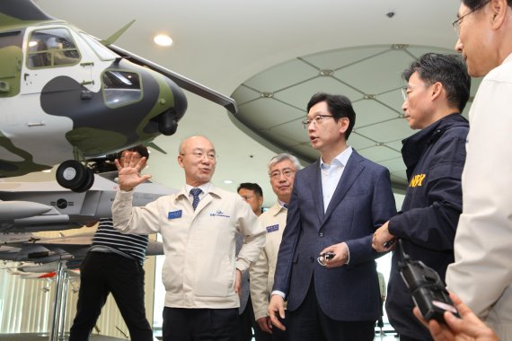 KAI 항공기동 홍보전시장에서 수리온헬기에 대한 설명을 하고 있는 김조원 사장. /사진=KAI